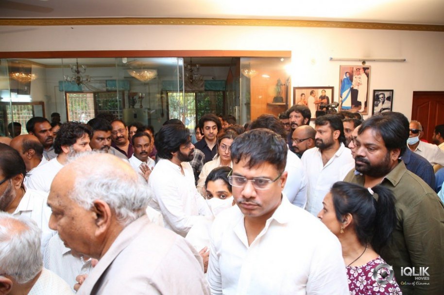 Celebrities-pay-homage-to-superstar-Krishna